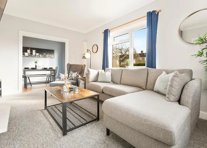 Stylish & Convenient 4Br House W/ Garden & Parking