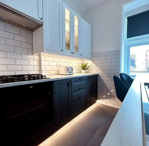 The Retreat - Large Luxury Apartment, Two Mins From Beach