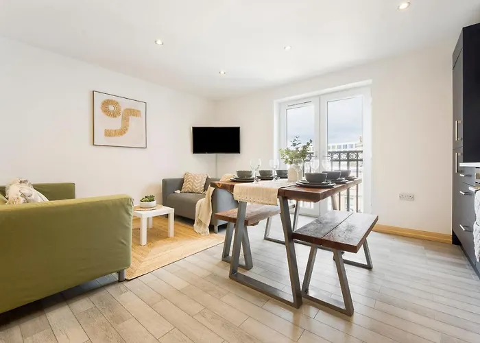 Spacious, Newly Renovated, Three Bedroom Town Centre Duplex Apartment With Free Parking, Sleeps Seven - Walking Distance To Beach