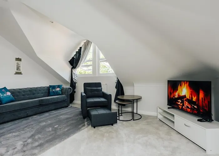 Luxury Central Apartment Sleeps 7 Guests With Free Parking And Netflix