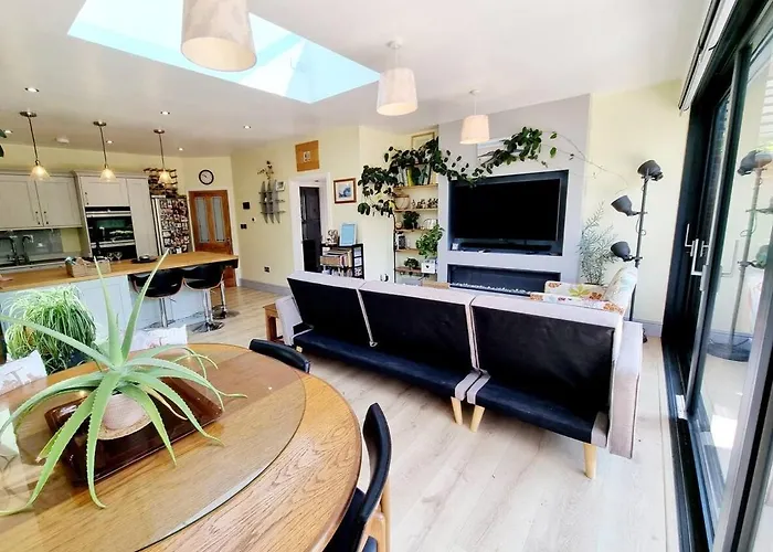 Cosy Family Haven: Spacious 3-Bedroom Retreat In Christchurch