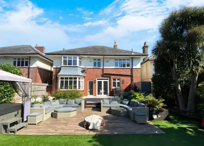 Four Bedroom Family Abode With Hot Tub, Garden And Bbq