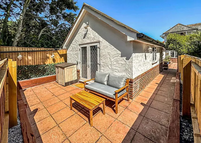 The Annex - Unparalleled Beach Front Luxury Accommodation - Private South West Facing Patio Area - Pet Friendly - Sky - Netflix - Super Fast Wi-Fi - Stones Throw To The Beach