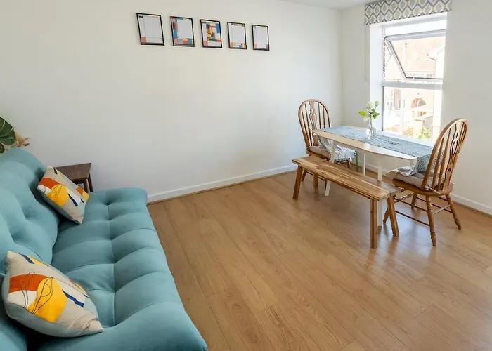 Pass The Keys Modern Stylish Apartment With Parking