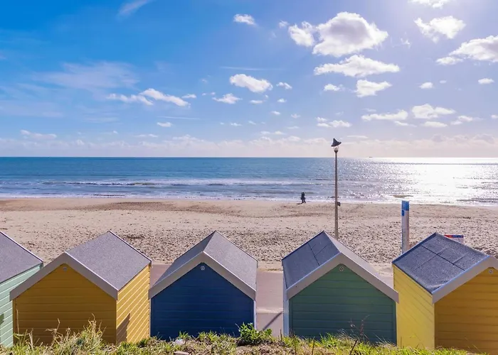 Self-Contained Flat, Off Street Parking Close To Town And Beach