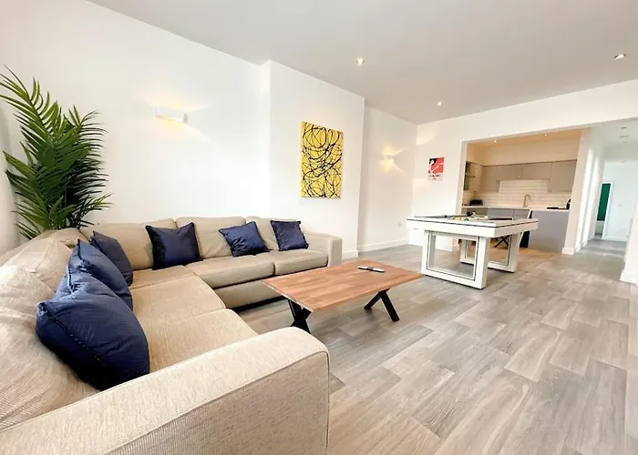 Stylish 4 Bedroom Apartment With Parking