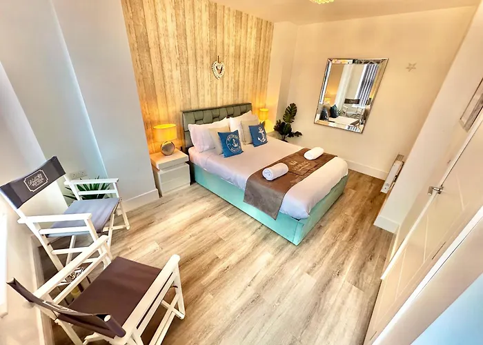 Coastal Vibes - Stunning Bournemouth Apartment With King Size Bed And Free Parking - Central Location And Close To Beach