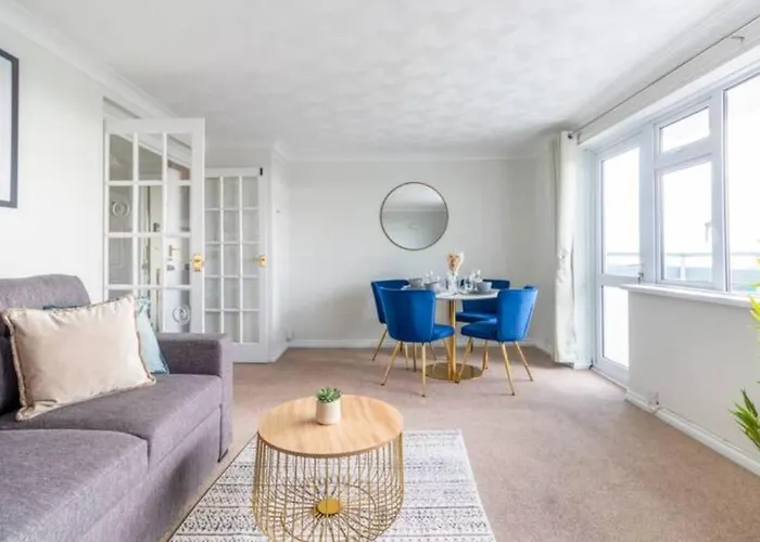 Trendy Sea View 2 Bedroom Sleeps 6 - Free Parking