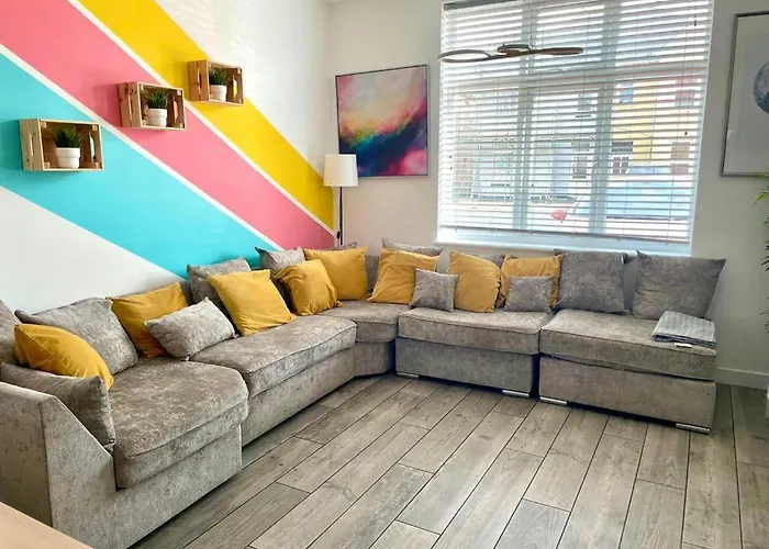 Large New 4 Bedroom House Sleeps Up To 12 - Accepts Groups - Great Location - Free Parking - Fast Wifi - Smart Tvs - Sleeps Up To 12 People - Close To Bournemouth & Poole Town Centre & Sandbanks