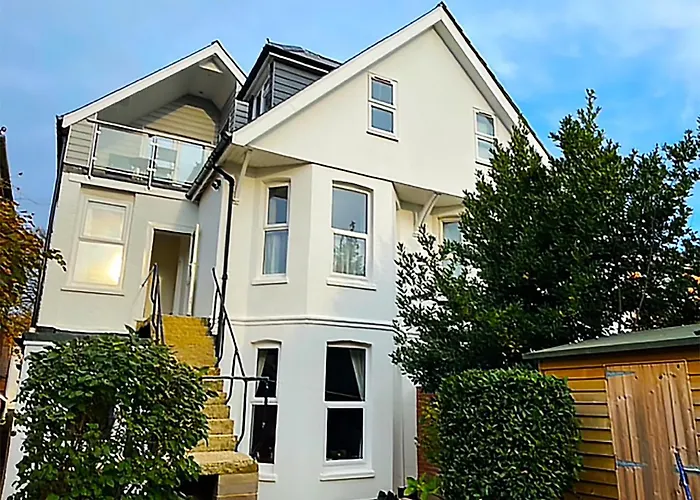 Private Two Bedroom Residence In Southbourne - Private Parking - Off The High Street - Minutes Away From The Beach