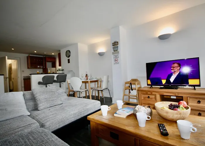 Bournemouth Hot Tub & Sauna Holiday Let