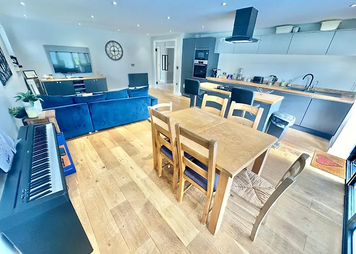 Spacious Modern Bungalow With Garden, Hot Tub, Gas Bbq And Sky Sports!