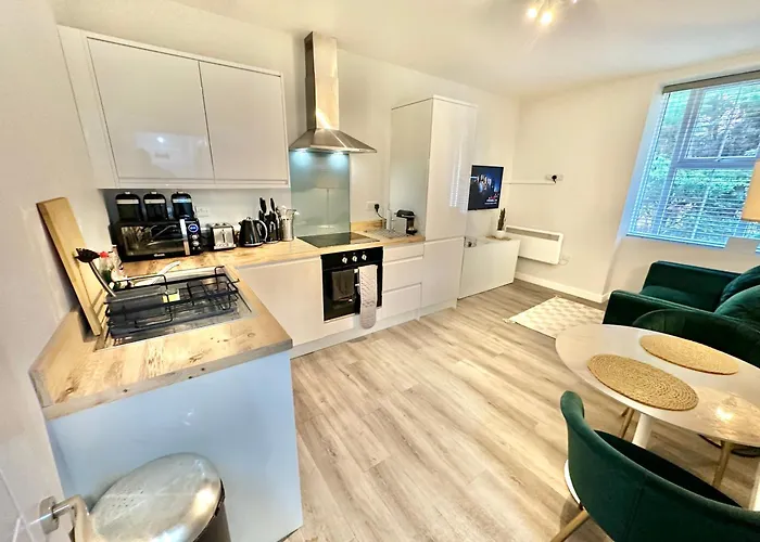Spacious One Bedroom Apartment - With Parking And Wifi - Town Centre Location - Gated Access - Walk To Beach!