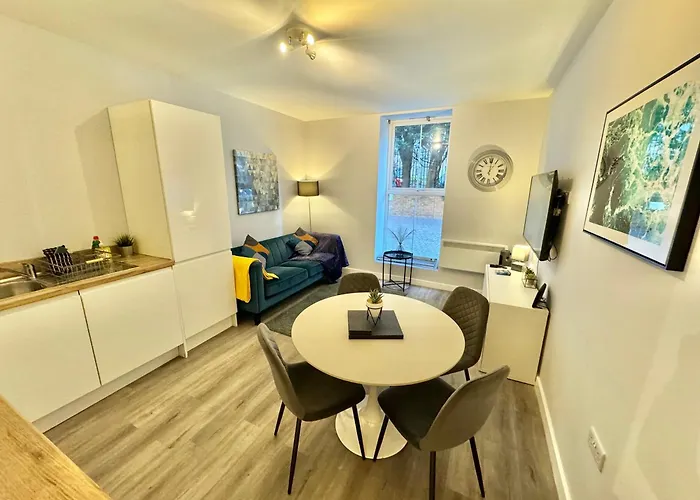 Two Bedroom Apartment - Heart Of Bournemouth - Free Parking - Sleeps 6 - Close To Town And Beach