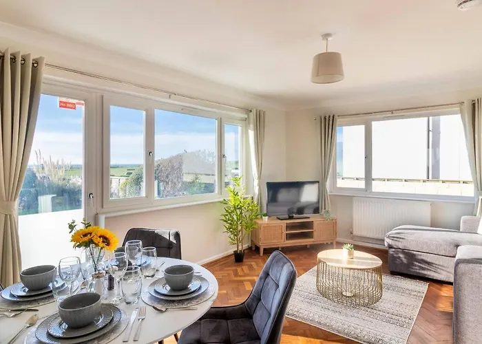 Amazing Sea View 2 Bedroom Sleeps 6 - Free Parking