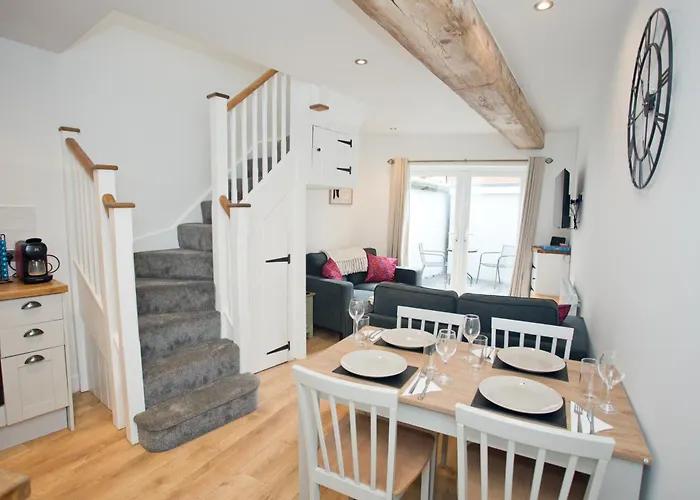 2 Bed House Free Parking 1Km From The Beach
