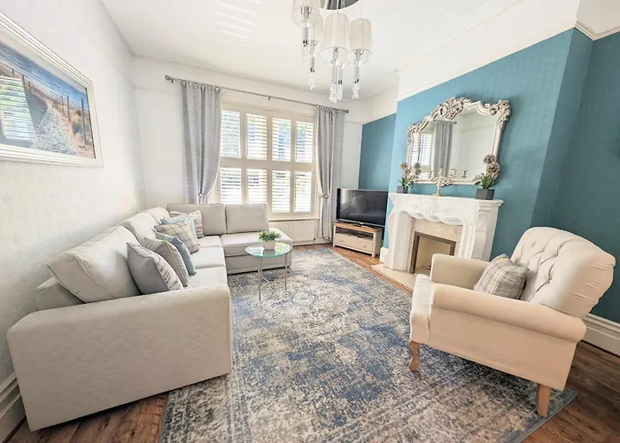 Large Family Apartment, Walking Distance To Beach With Private Garden & Parking