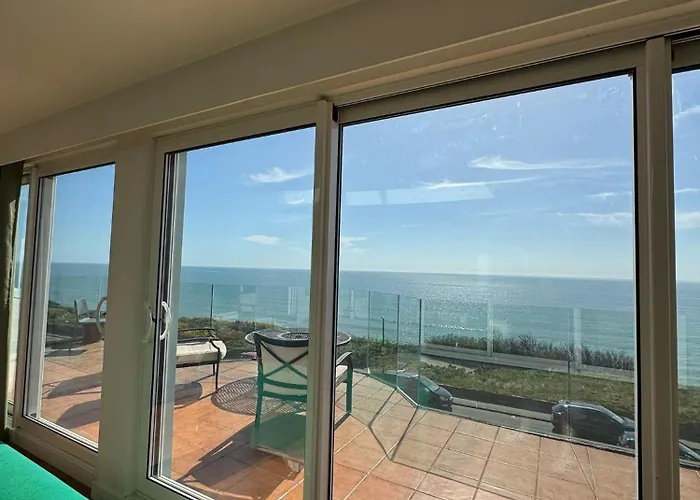 Incredible Panoramic Sea View 2 Bedroom Sleeps 4 People! - Free Parking - The Best Beach! - Great Location - Fast Wifi - Smart Tv - Newly Decorated - Sleeps Up To 3! Close To Bournemouth & Poole Town Centre & Sandbanks