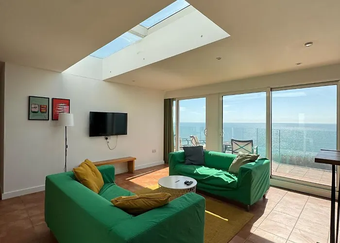 Incredible Panoramic Sea View 2 Bedroom Sleeps 4 People! - Free Parking - The Best Beach! - Great Location - Fast Wifi - Smart Tv - Newly Decorated - Sleeps Up To 3! Close To Bournemouth & Poole Town Centre & Sandbanks