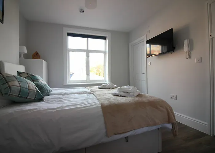 Diamond - Southbourne Grove Villa Apartment 3