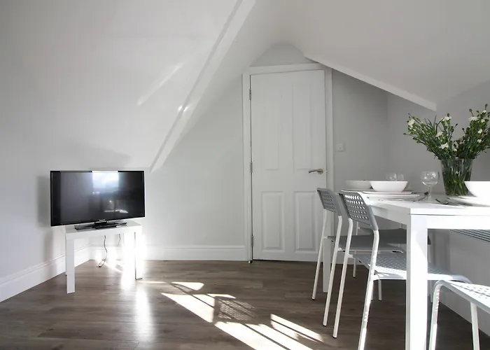 Diamond - Southbourne Grove Villa Apartment 5