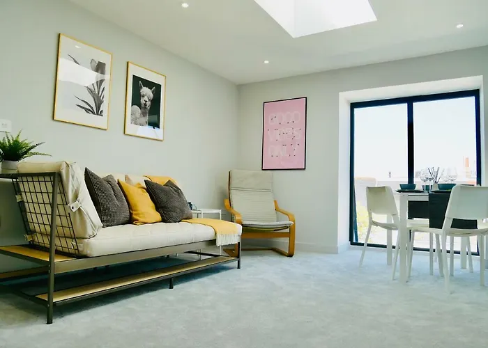 Stunning Sea View Apartment Near The Beach, Bournemouth & Poole