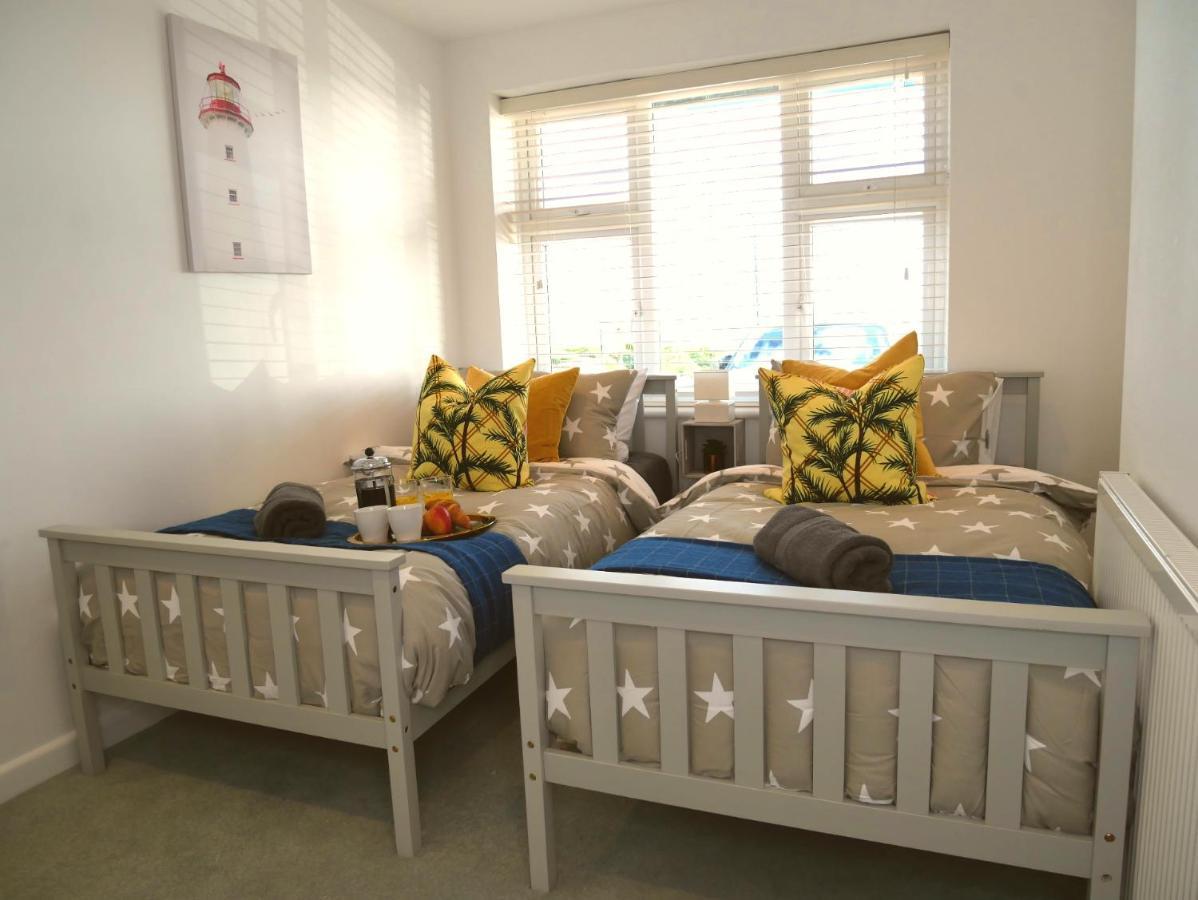 Seaside Serenity: 3-bedroom Garden Retreat With Beach Access Apartment *