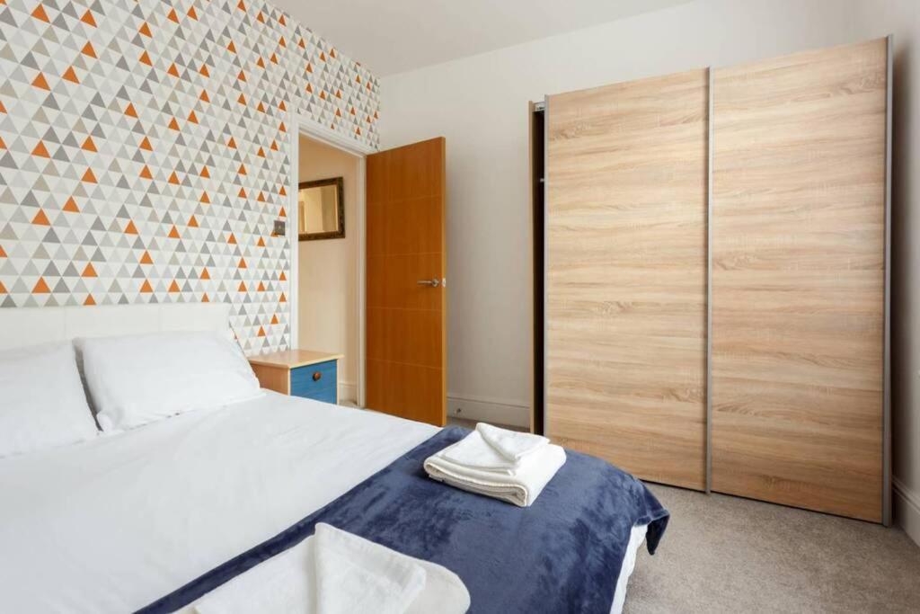 Apartment Stylish 2 Bed 2 Bath *close To And Centre With Parking* *