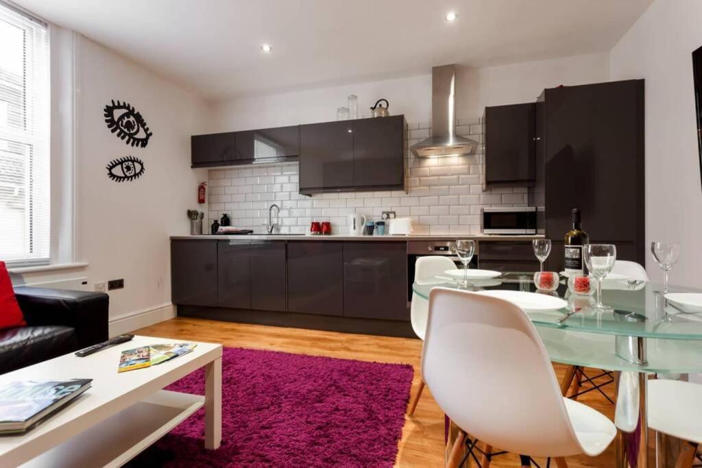 Stylish 2 Bed 2 Bath *close To And Centre With Parking*