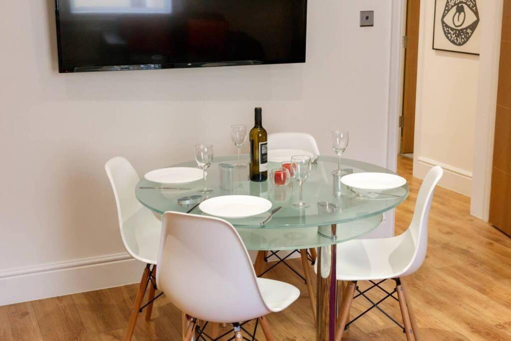 Apartment Stylish 2 Bed 2 Bath *close To And Centre With Parking*