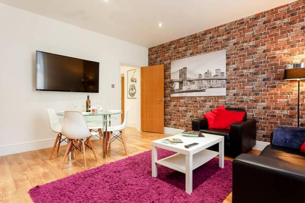 Stylish 2 Bed 2 Bath *close To And Centre With Parking*
