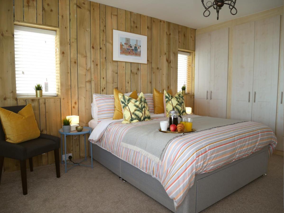 Seaside Serenity: 3-bedroom Garden Retreat With Beach Access *
