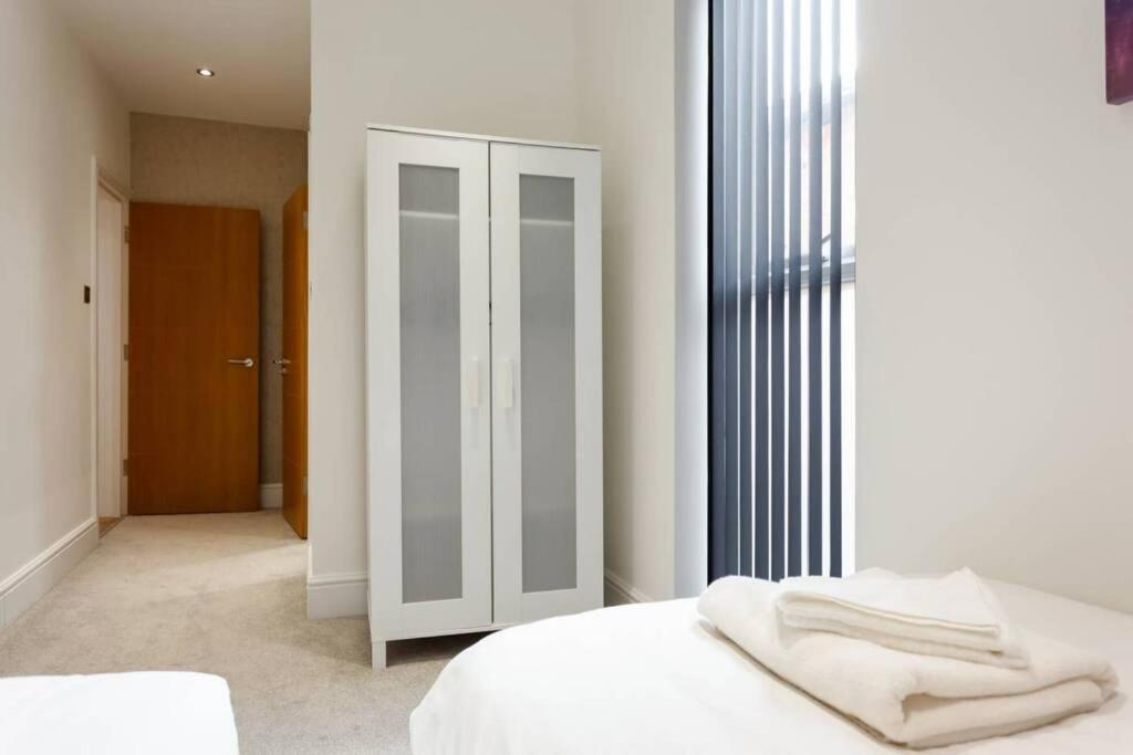 Stylish 2 Bed 2 Bath *close To And Centre With Parking*