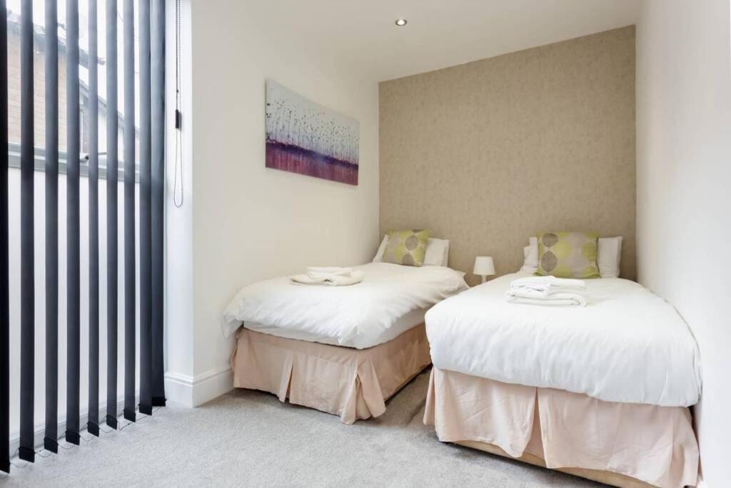 Apartment Stylish 2 Bed 2 Bath *close To And Centre With Parking* *