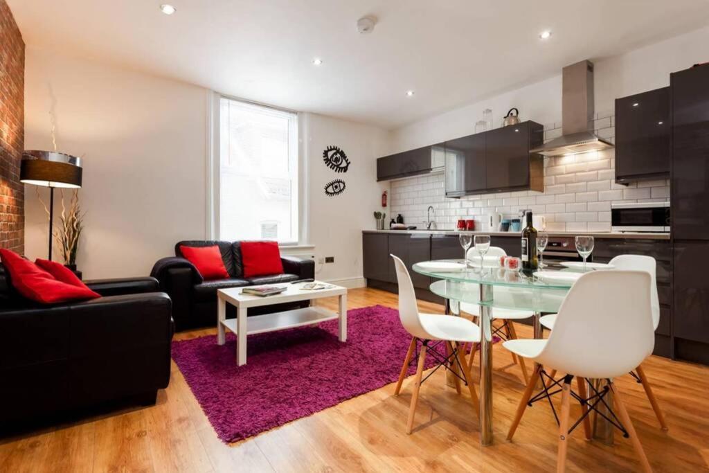 Apartment Stylish 2 Bed 2 Bath *close To And Centre With Parking* *