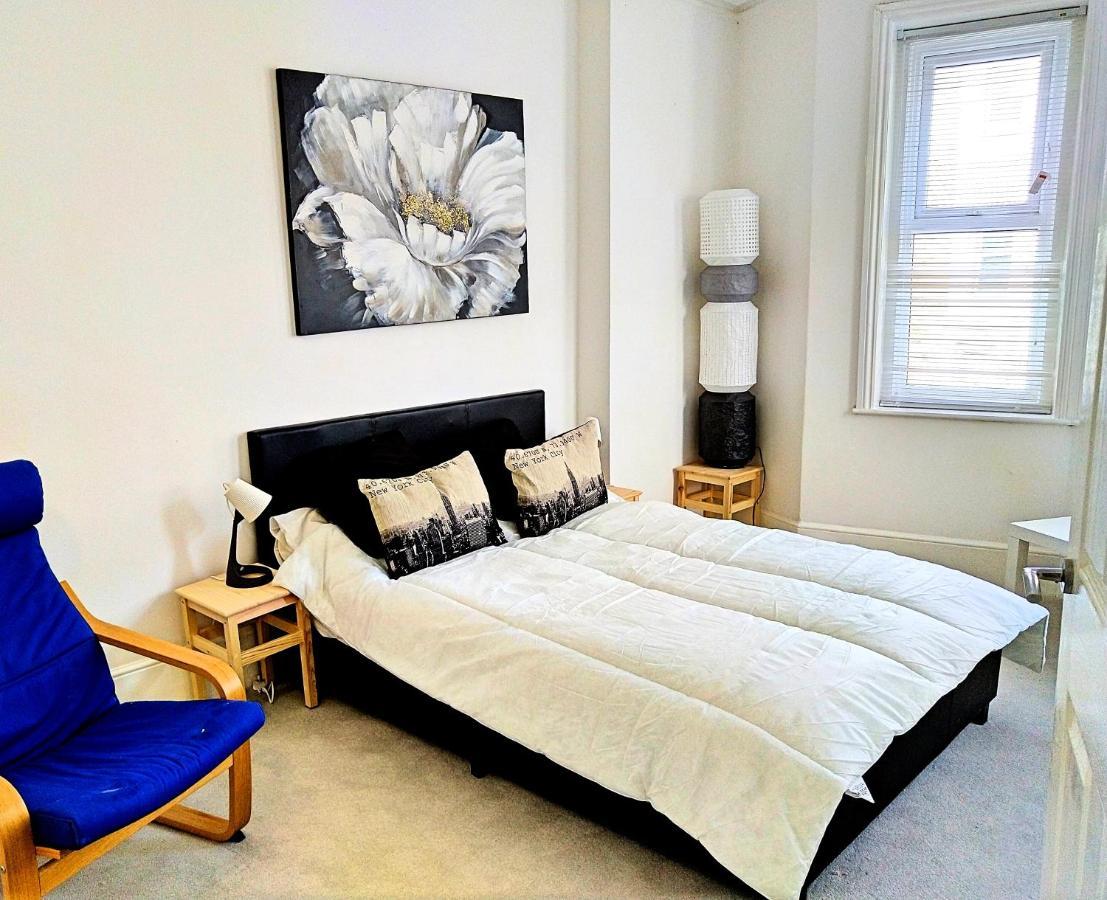 Entire Floor 2 Bedrooms On Westcliff