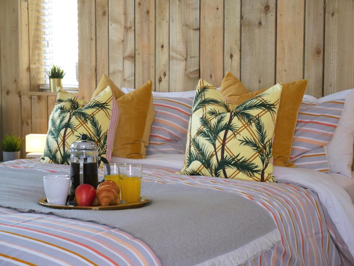 Seaside Serenity: 3-bedroom Garden Retreat With Beach Access *