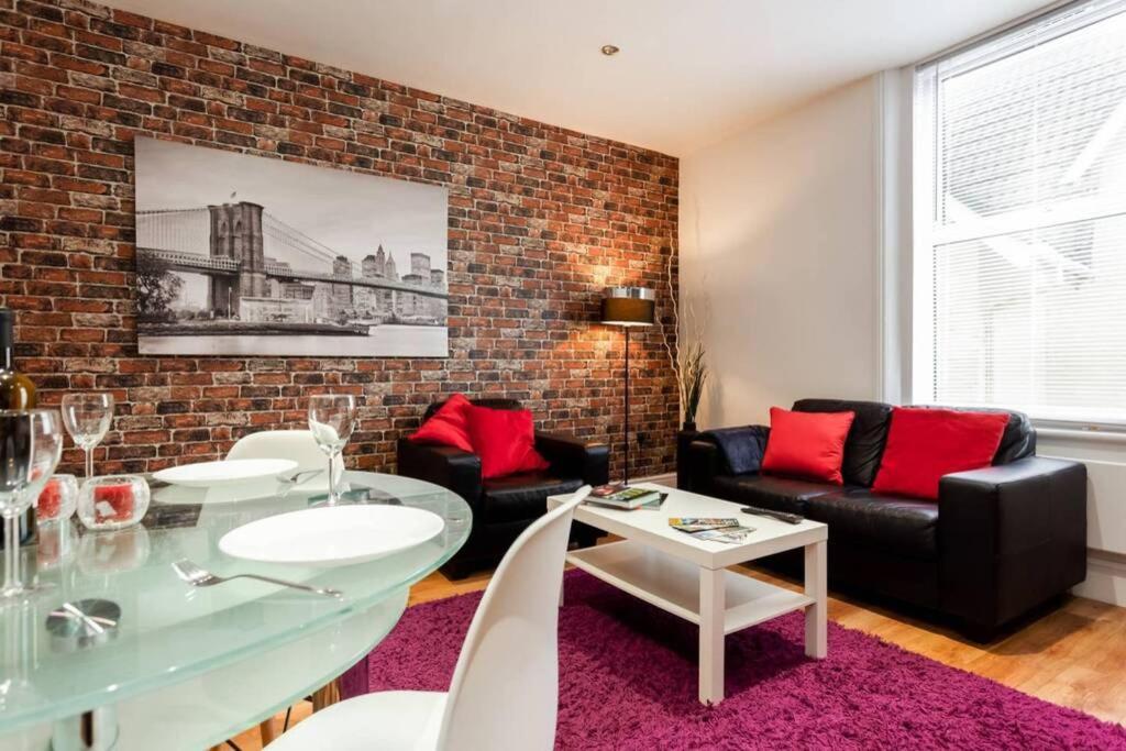 Stylish 2 Bed 2 Bath *close To And Centre With Parking* *