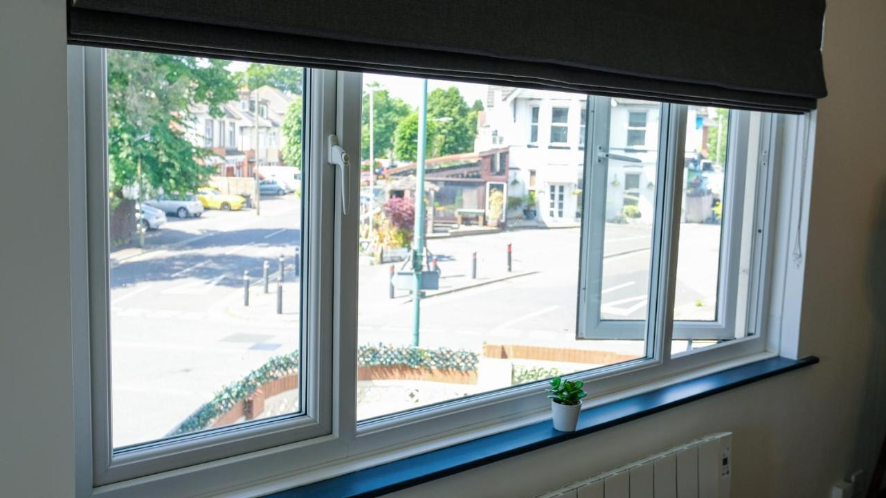 Intimate Entire Flat 9-min Walk To Boscombe Apartment