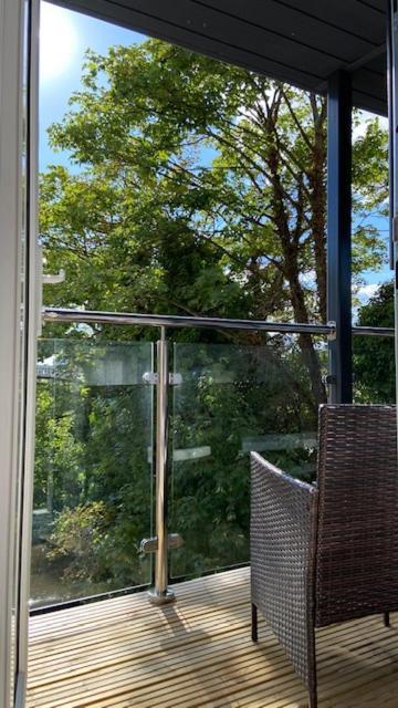 Modern Flat With Balcony & Free Parking On-site Apartment