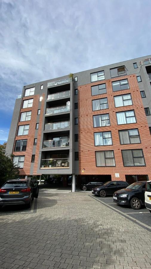 Apartment Modern Flat With Balcony & Free Parking On-site Bournemouth