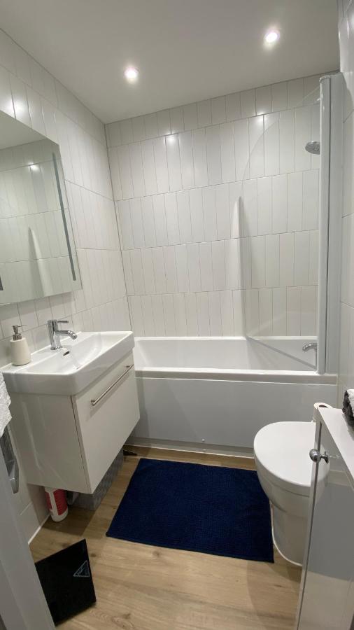 Modern Flat With Balcony & Free Parking On-site Bournemouth