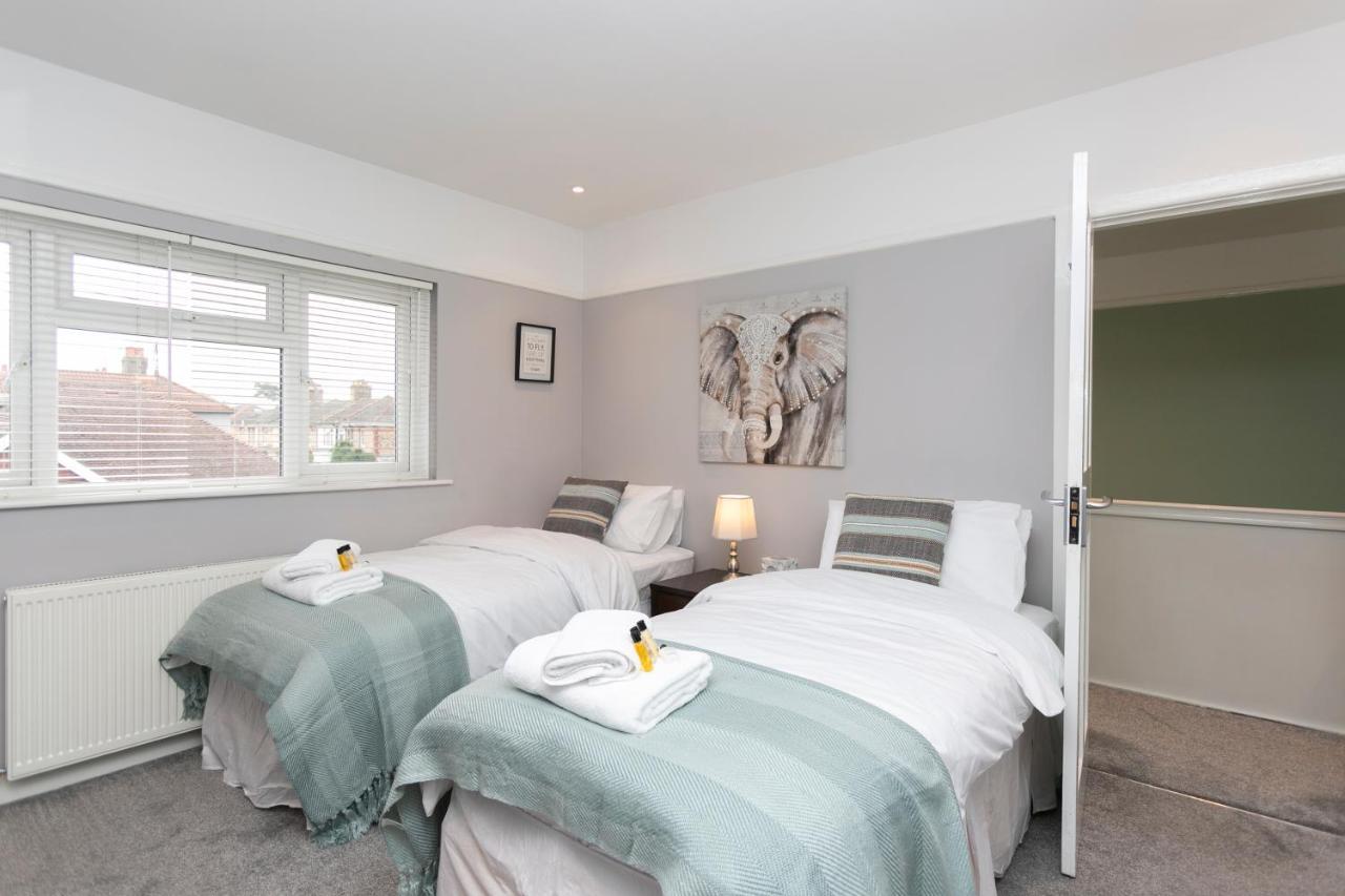 Beachside Family Oasis With Free Parking