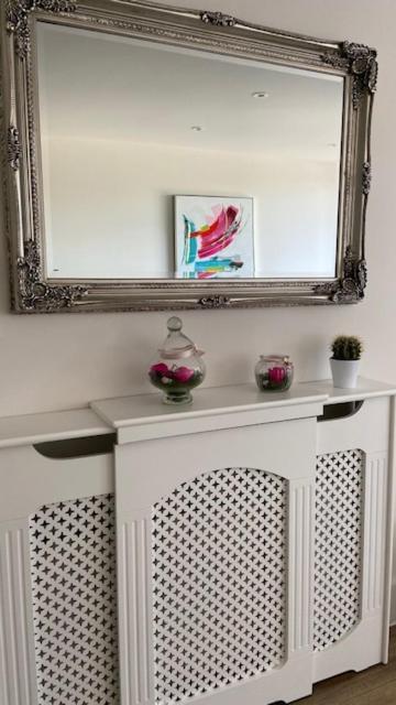 Modern Flat With Balcony & Free Parking On-site Apartment *