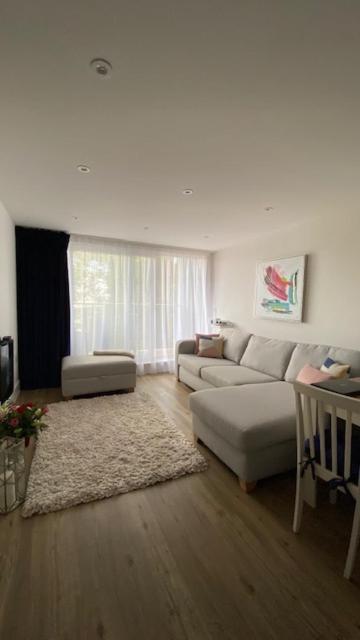 Modern Flat With Balcony & Free Parking On-site *