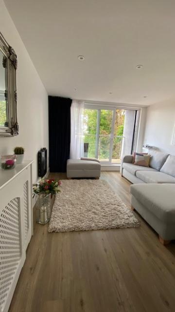 Apartment Modern Flat With Balcony & Free Parking On-site *