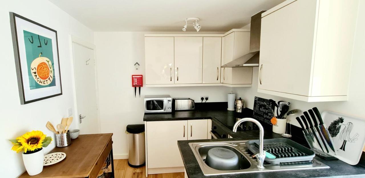 Sea Breeze, 2 Bdr With En-suites, Private Parking, Internet- Sleeps 4 Ppl * Bournemouth