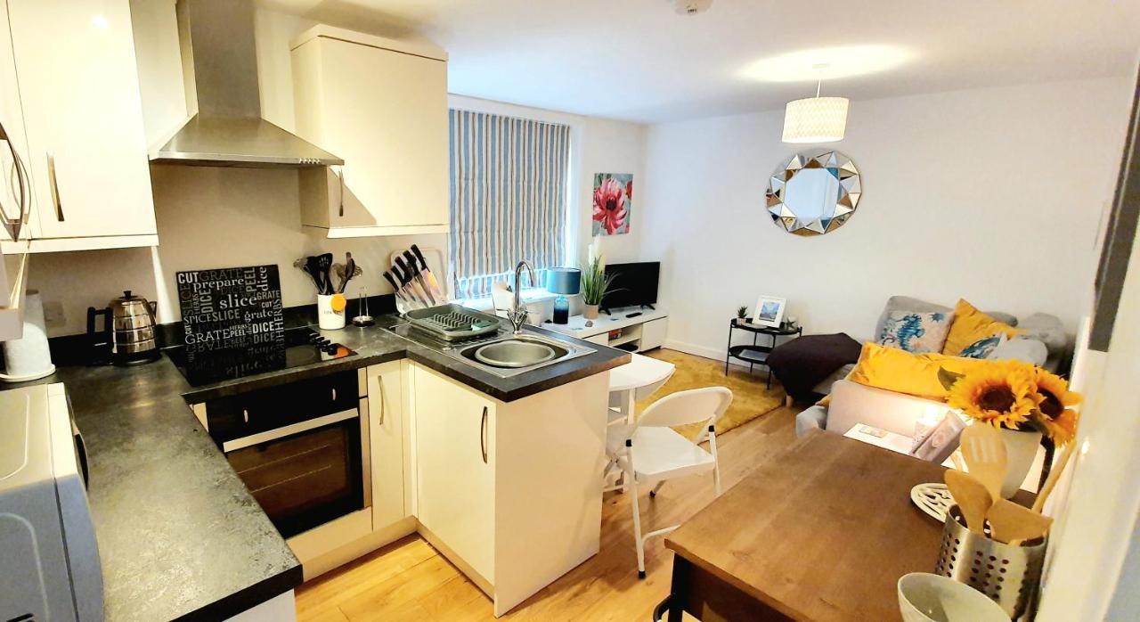 Sea Breeze, 2 Bdr With En-suites, Private Parking, Internet- Sleeps 4 Ppl Bournemouth