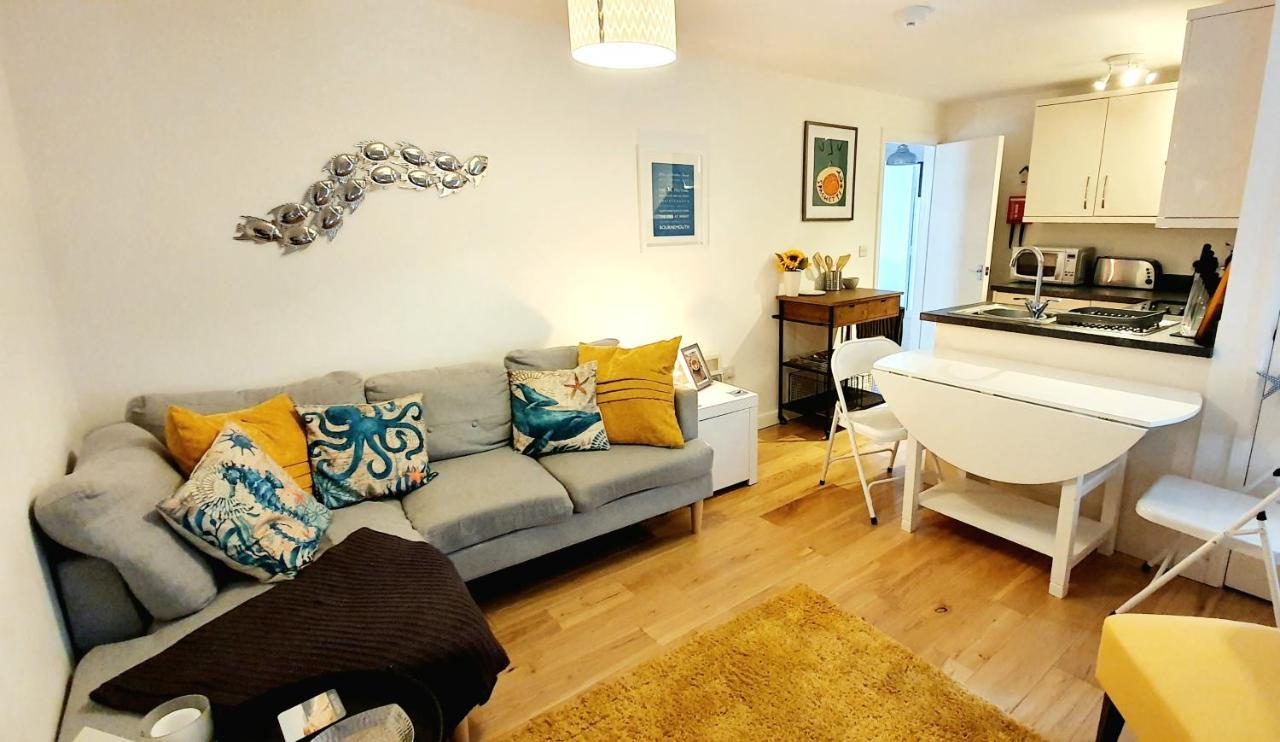 Sea Breeze, 2 Bdr With En-suites, Private Parking, Internet- Sleeps 4 Ppl