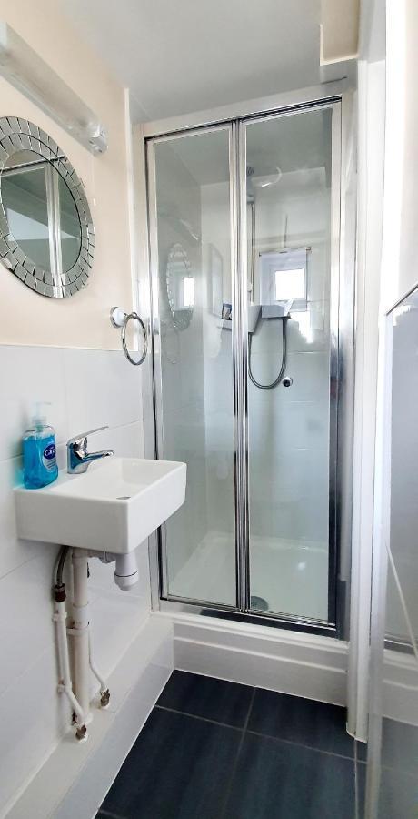 Sea Breeze, 2 Bdr With En-suites, Private Parking, Internet- Sleeps 4 Ppl Bournemouth